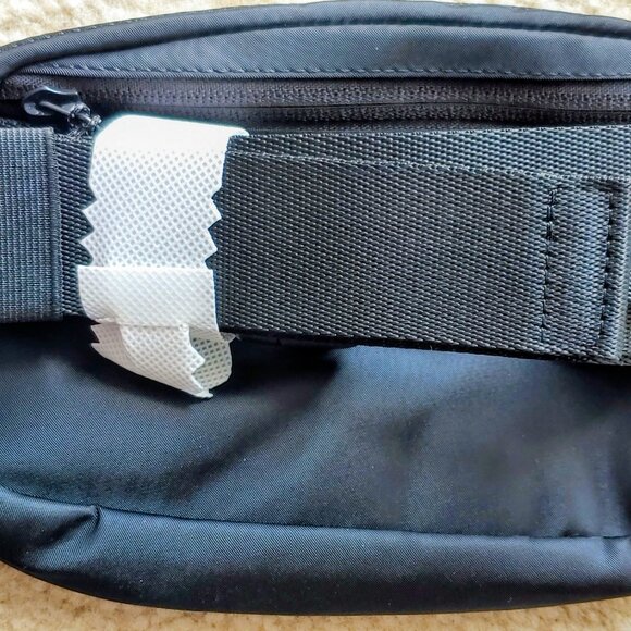 Lululemon Everywhere Belt Bag - NEW - Picture 3 of 9
